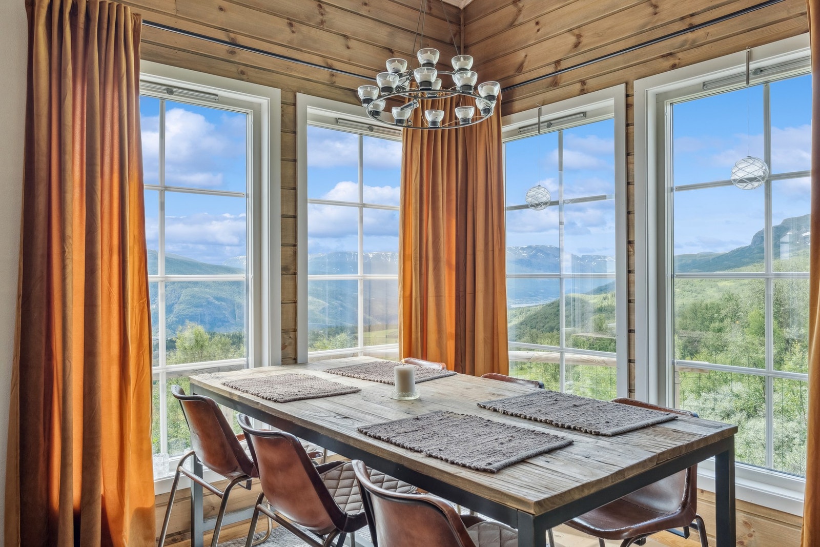 Her slippes naturen inn gjennom de store vindusflatene. Her kan man samle venner og famille til måltider. Galleribilde