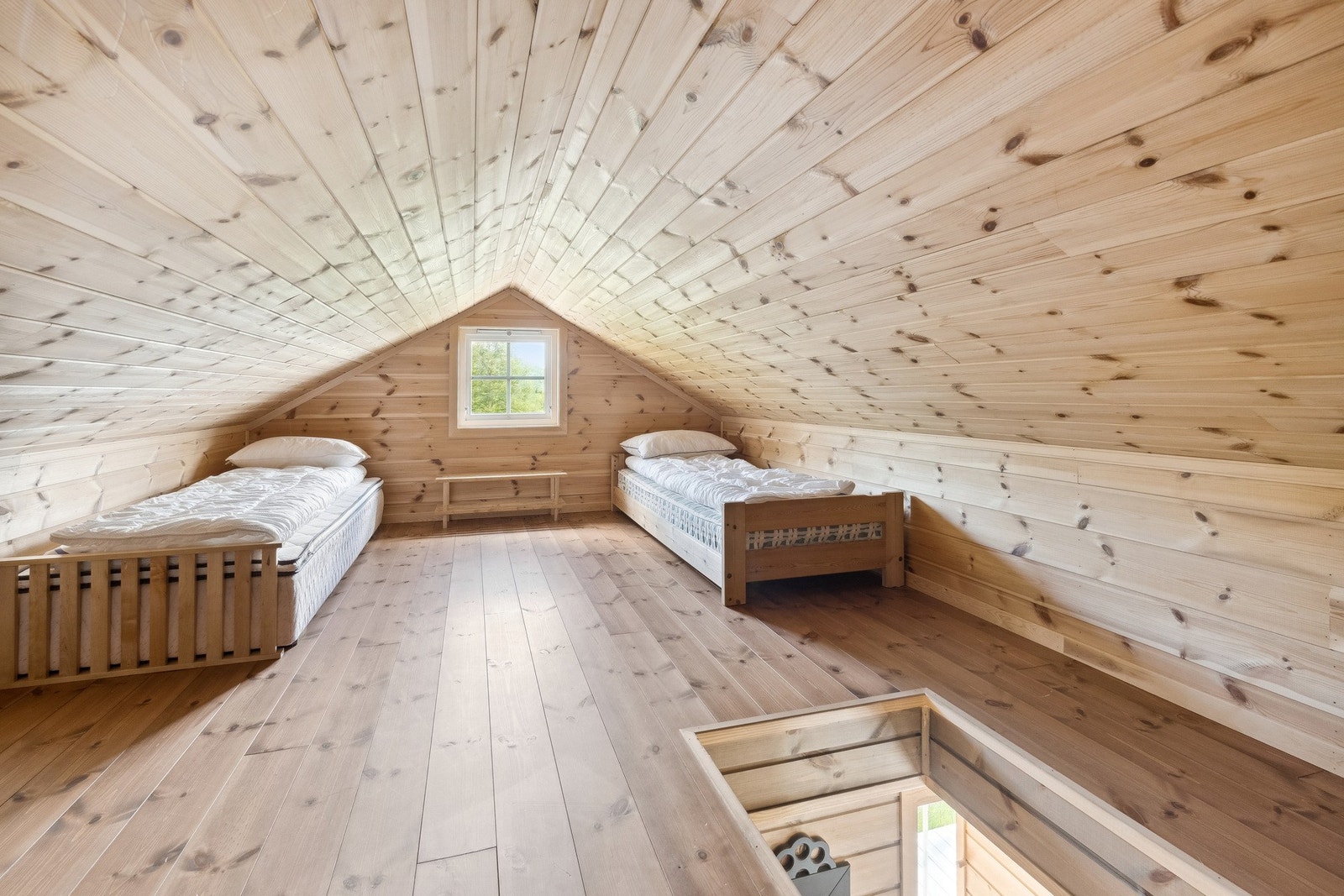 Hems med sove/lagerplass, hems har ikke målbart areal pga lav takhøyde og gulvareal er målt til 18 kvm. Ikke godkjent som soverom. Galleribilde