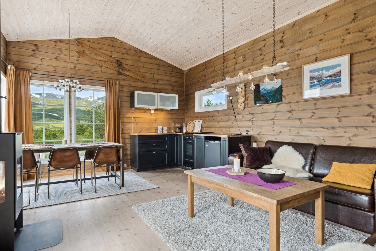 Kjøkken i malte folierte plater og malte fronter med over- og underskap, heltre benkeplate i eik og oppvaskkum i stål. Galleribilde