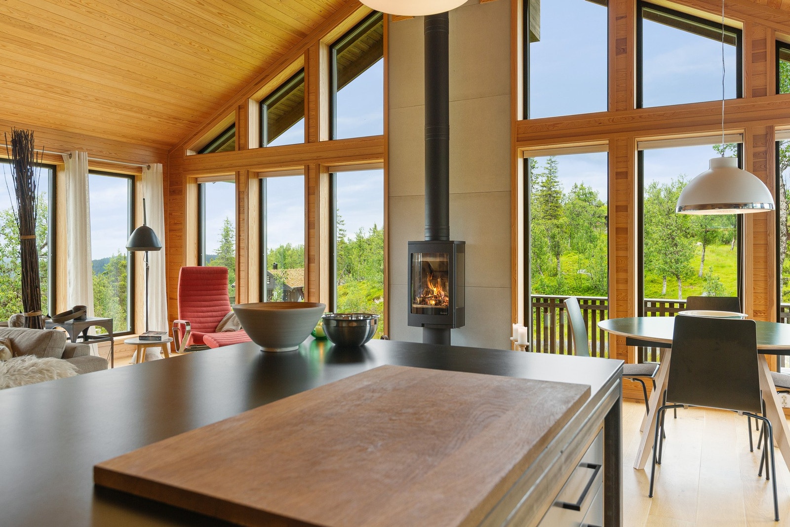 Fra kjøkkenet har man flott utsikt Galleribilde