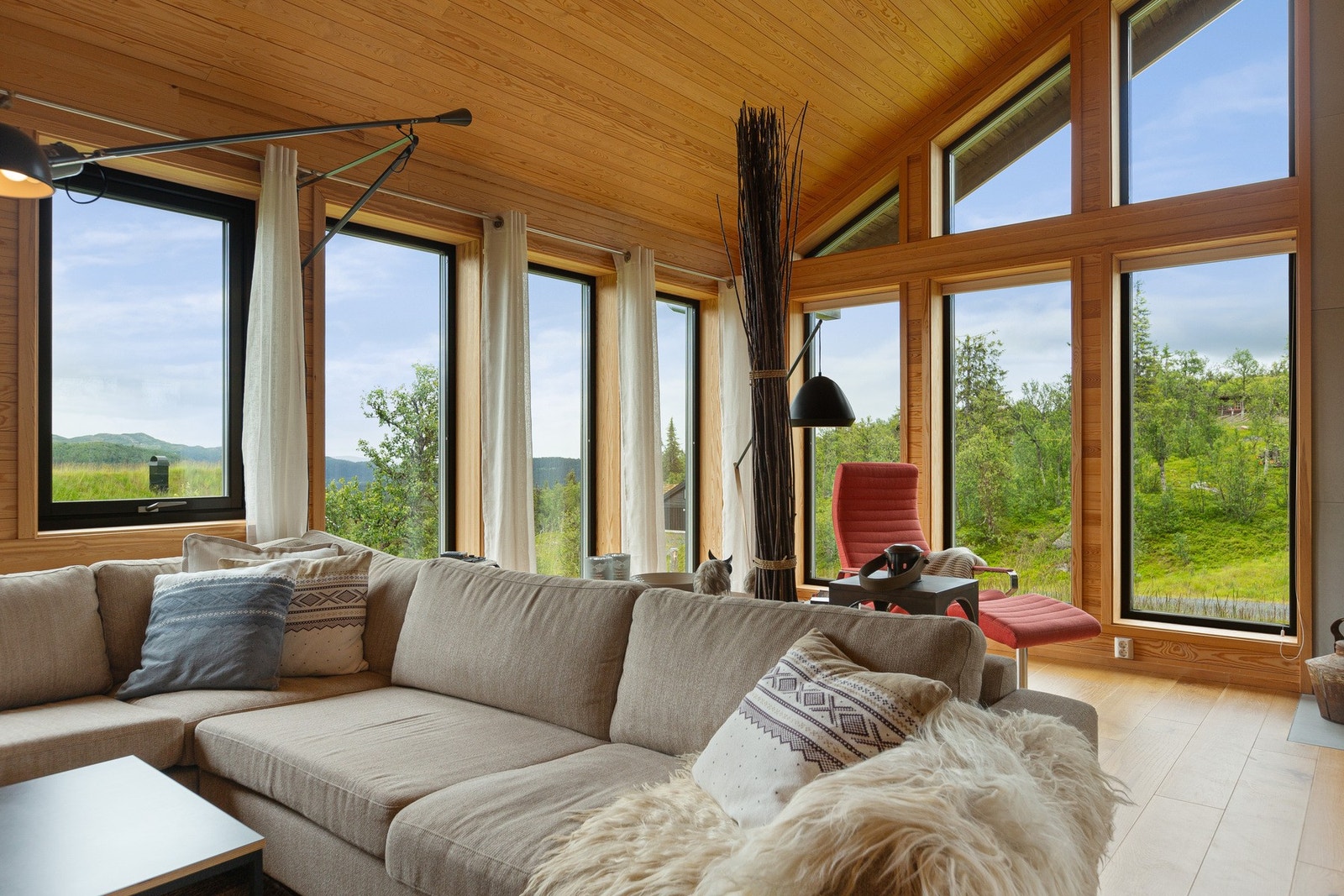 Store vindusflater som slipper inn rikelig med naturlig lys Galleribilde