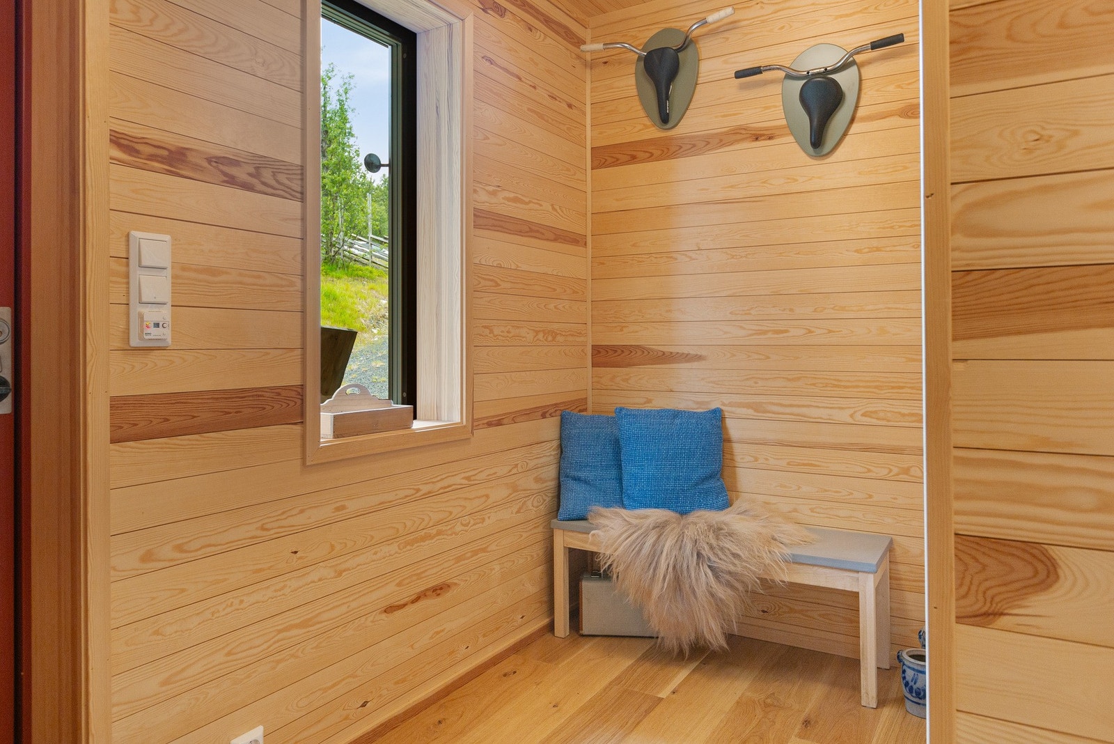 En hyggelig gang ønsker deg velkommen inn i hytta. Galleribilde