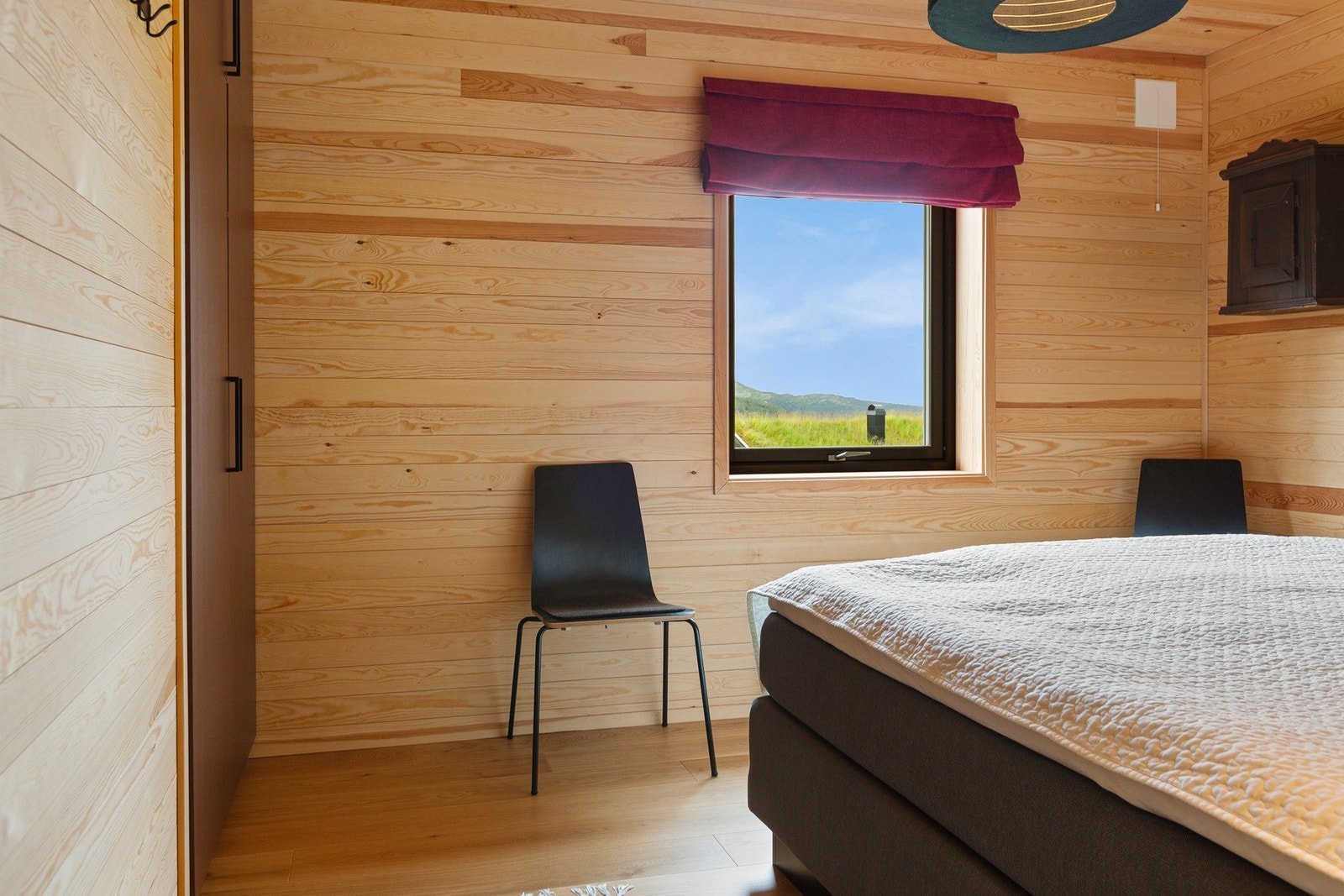 Soverom 1 med garderobeskap Galleribilde