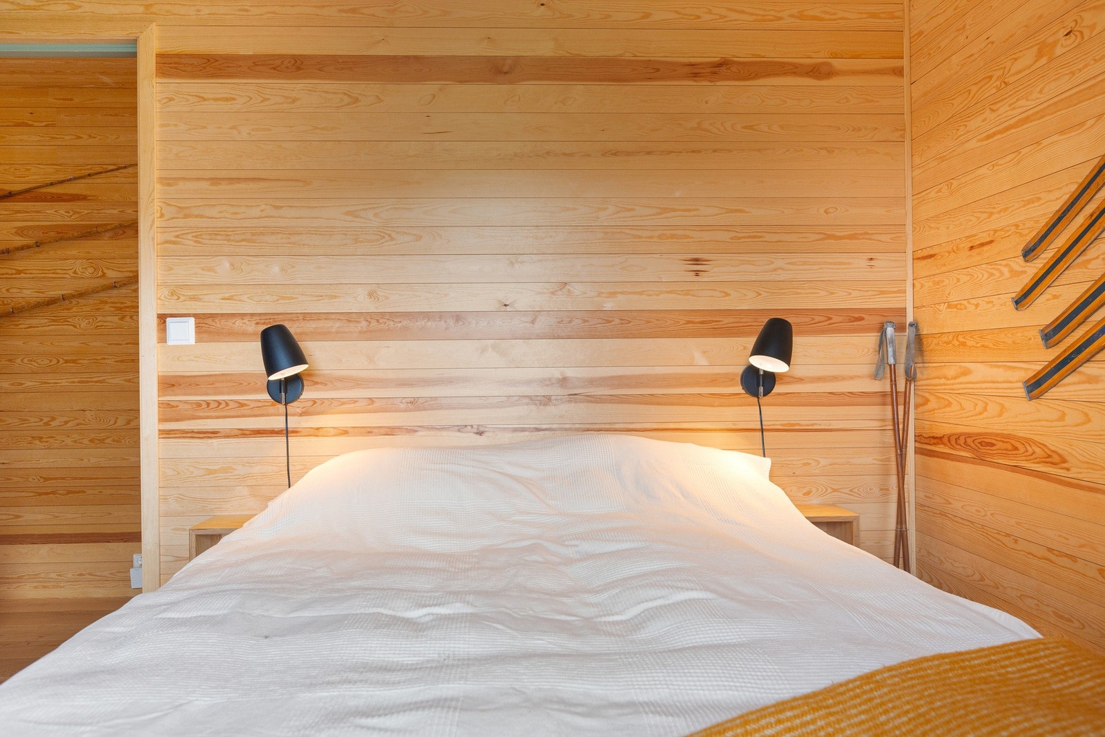 Soverom innredet med dobbeltseng Galleribilde