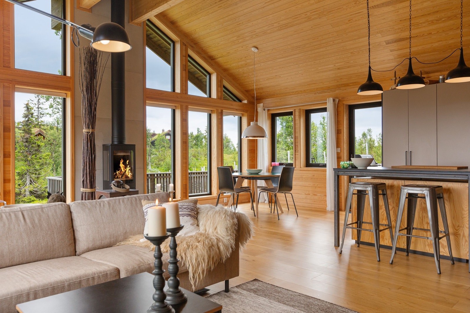 Stue og kjøkken i en åpen løsning. En innbydende og sosial utforming som gir god flyt mellom matlaging og oppholdsrom. Galleribilde