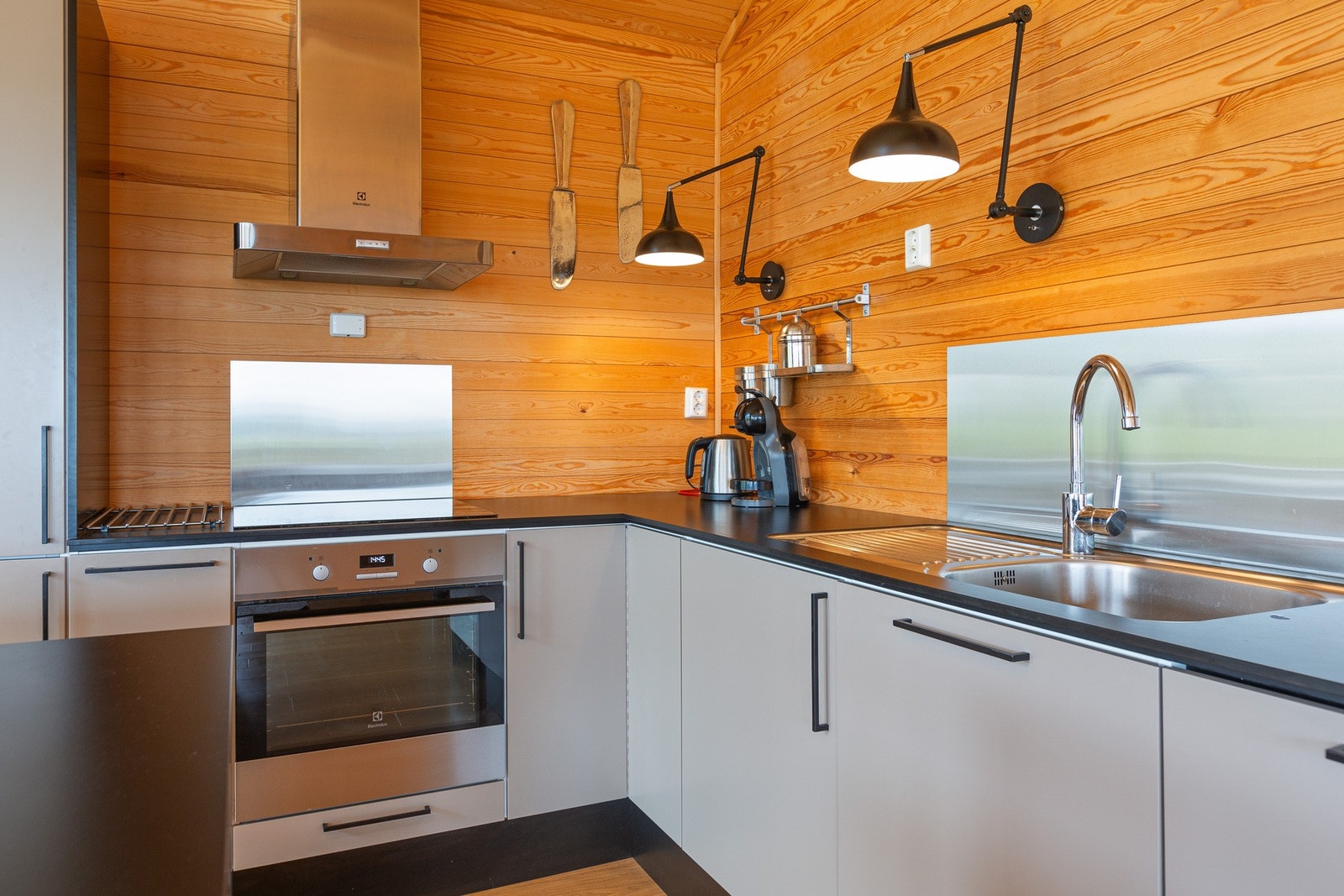 Kjøkken med laminerte skrog. Glatte fronter. Benkeplate i kompaktlaminat. Galleribilde