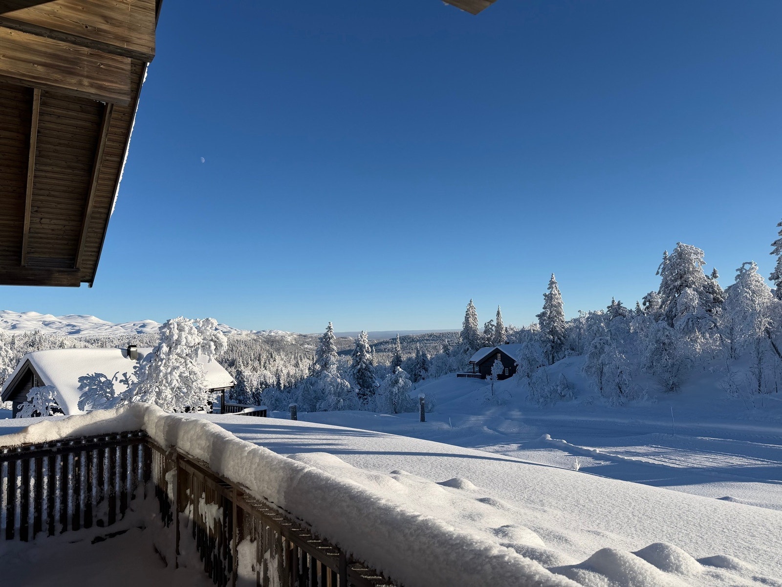 Terrasse med utsikt over vinterkledd landskap -perfekt for en kaffe i solen Galleribilde