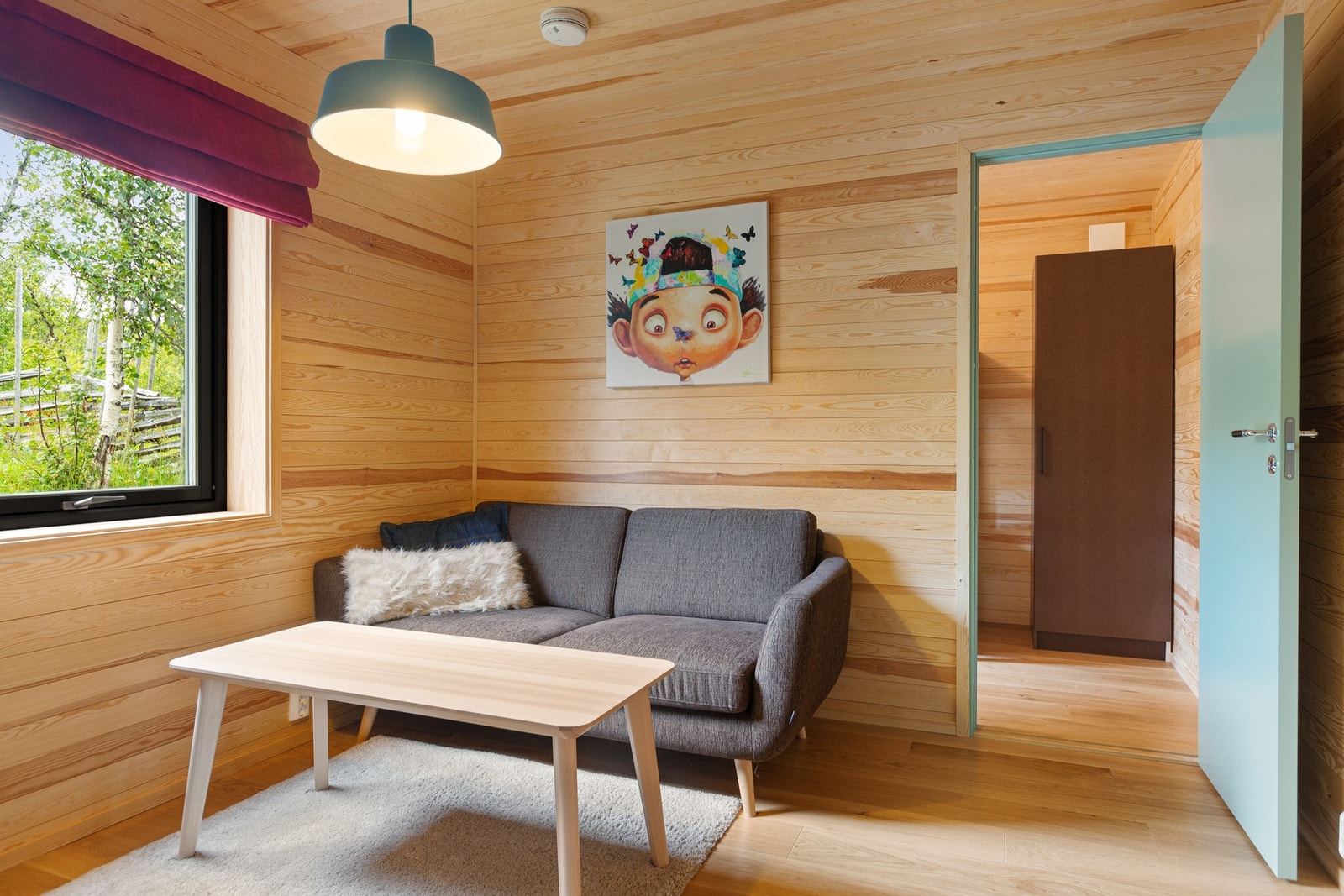 Tvstue med plass til møblering med sofa og bord. Galleribilde