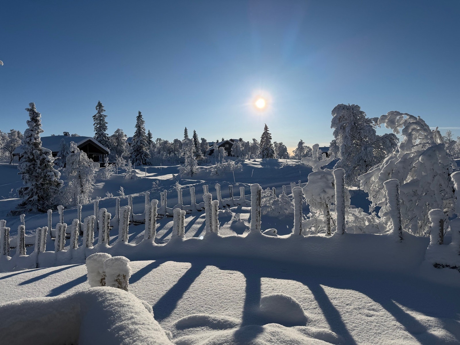 Gamlestølen Vel har etablert fotballbane samt lekeapparater som husker, sklier, diskgolfbane og hinderløype. Galleribilde