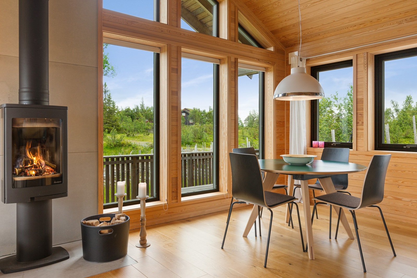 Ovn som er fint plassert midt i stuen for ekstra kos og varme i den kalde årstiden Galleribilde