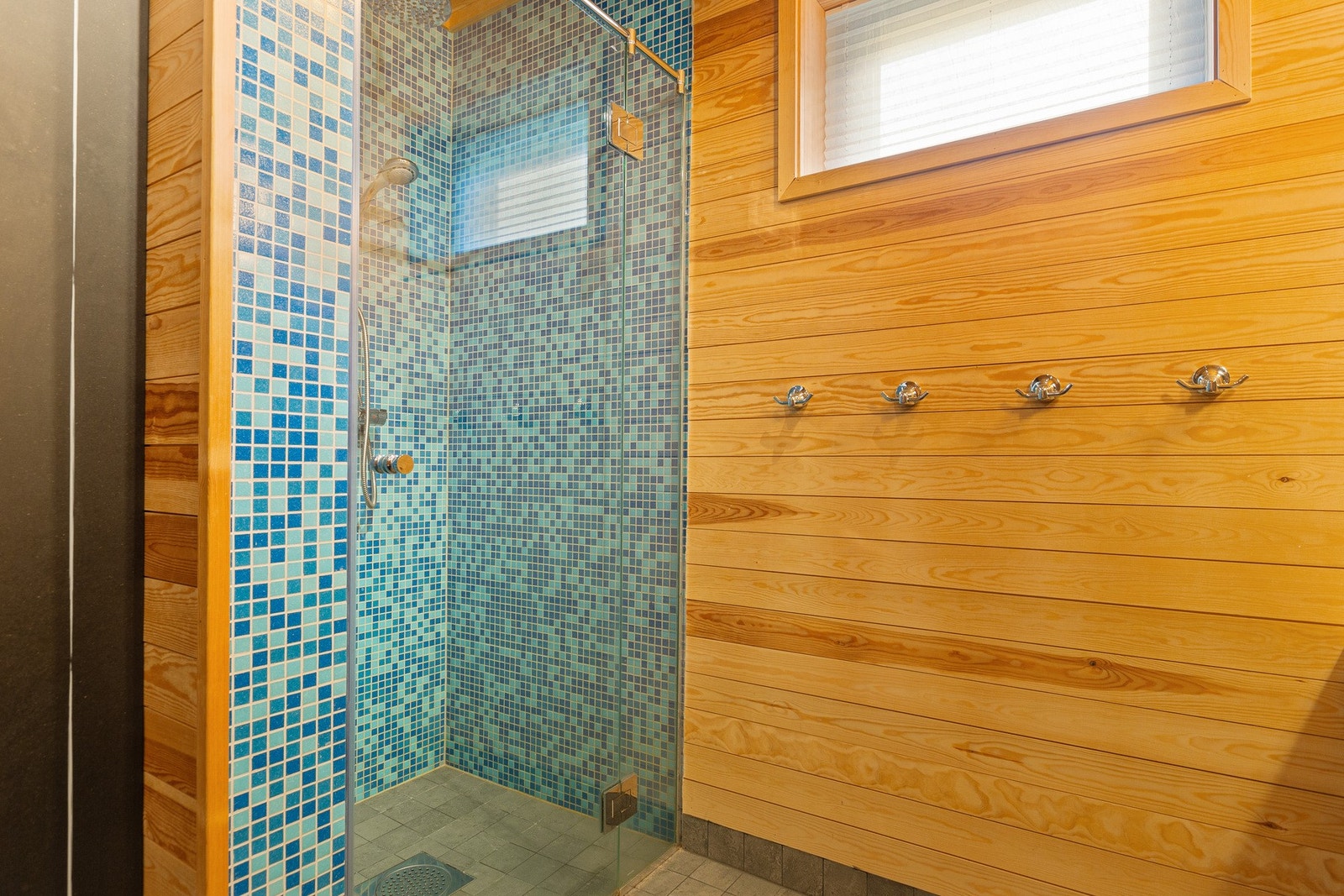 Fliser på gulv og vegg i dusjnisje. Varme i gulv. Galleribilde