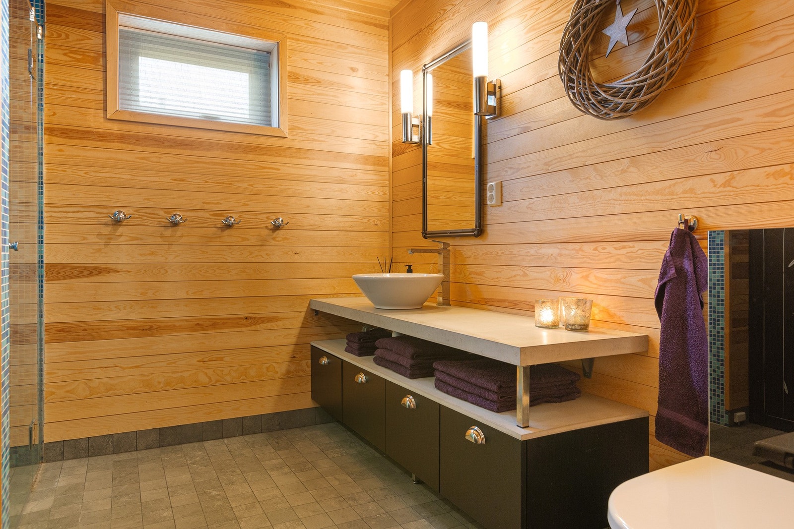 Romslig baderom med spennende farger og materialbruk Galleribilde