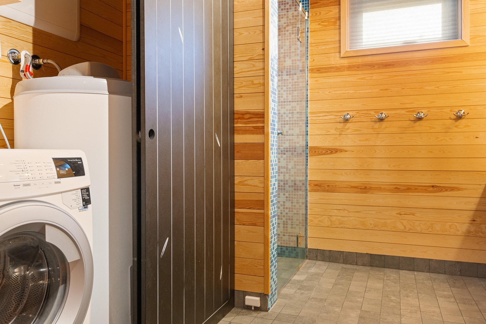 Praktisk og skjult opplegg for vaskemaskin og varmtvannsbereder Galleribilde