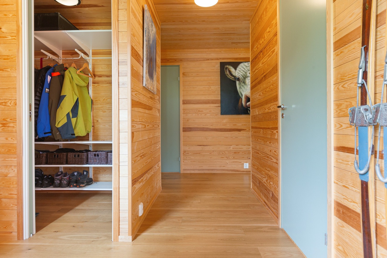 Gang med eget rom for å henge fra seg yttertøy Galleribilde