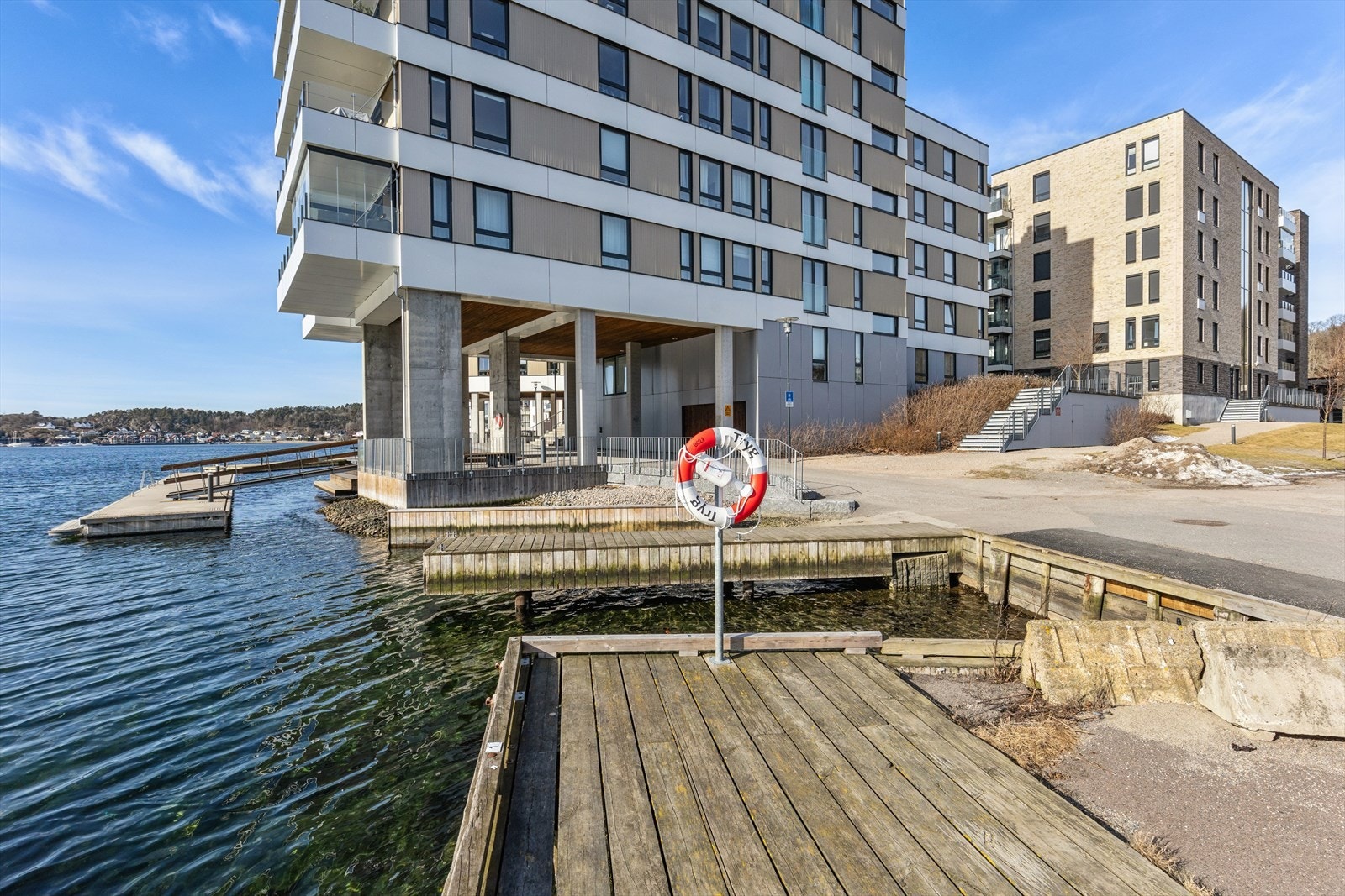 Her bor du svært godt langs sjøkanten. Galleribilde