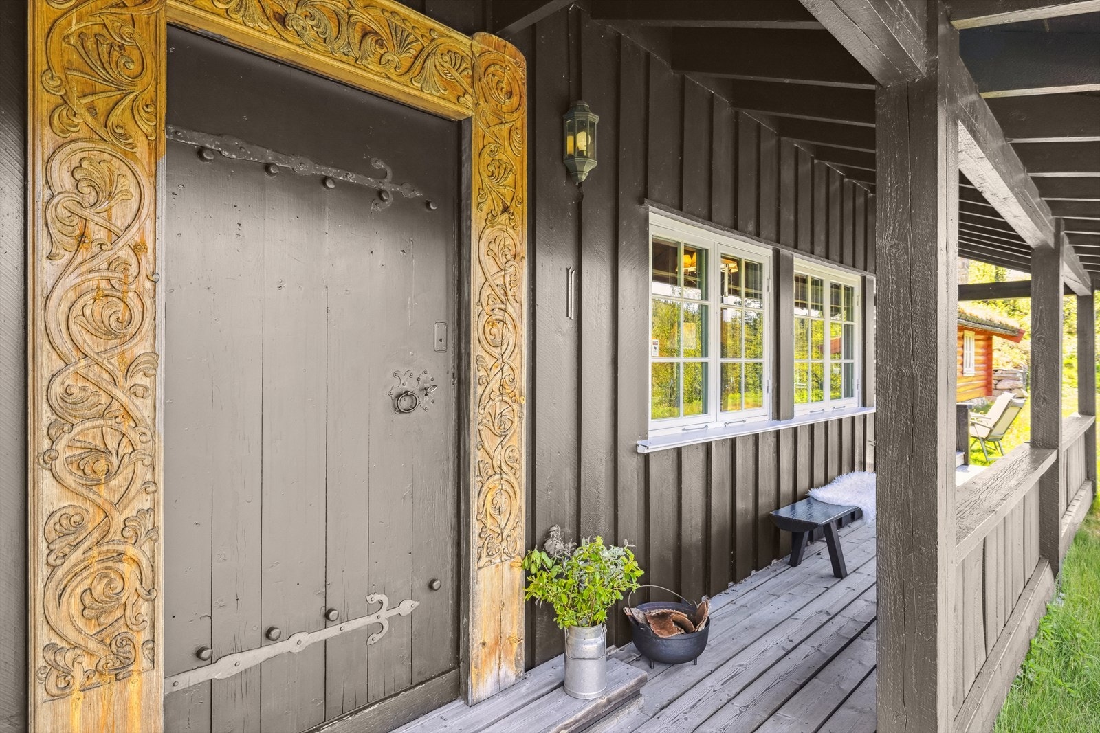 Velkommen til fjells og denne innbydende hytta! Med et solrikt og delvis overbygd inngangsparti med sjarmerende svalegang som ønsker deg velkommen. Her får du en varm og hyggelig start på oppholdet, med god plass til å sette fra seg ski og turstøvler. Galleribilde