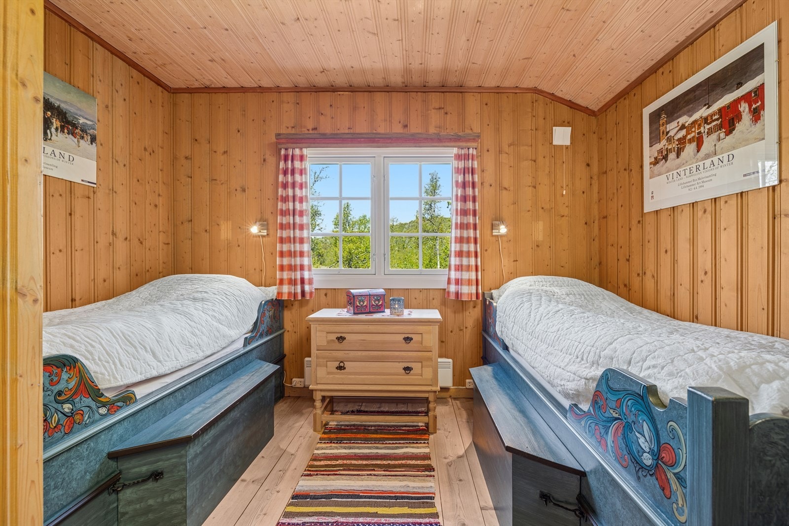 Hytta har rikelig med plass for både familie og gjester. Med totalt 10 sengeplasser og romslige oppholdsrom, ligger alt til rette for å skape gode minner og hyggelige stunder sammen - midt i fjellets vakre omgivelser. Galleribilde