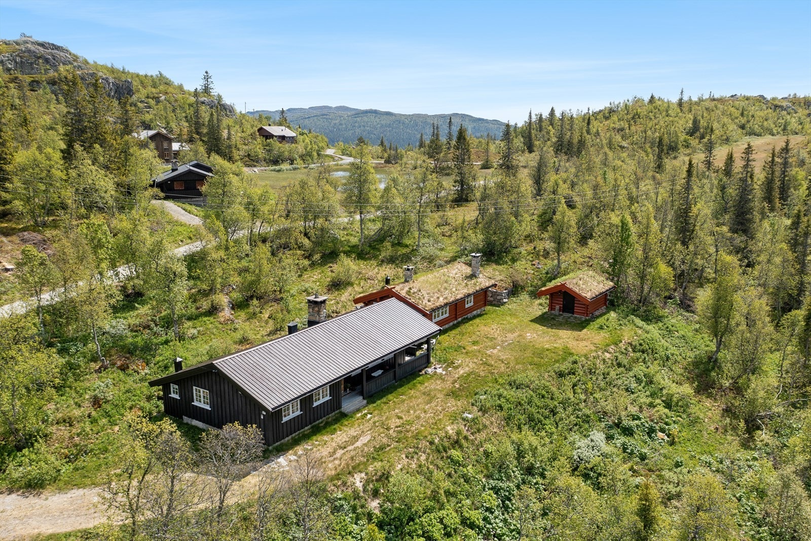 Eiendommen ligger usjenert til i naturskjønne omgivelser og byr på en sjelden ro - her kan du virkelig senke skuldrene og kjenne på fjellstillheten. Tomten er stor, relativt flat og tilsådd med fjellfrø, noe som gir en autentisk følelse av seterliv. Galleribilde