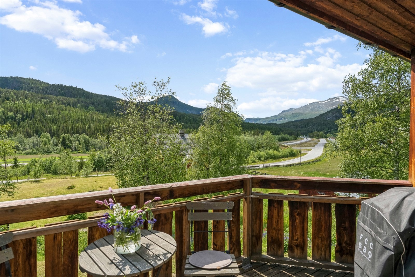 Her er det landlig og fint, gode solforhold og utsikt mot Hugakøllen, Hensfjellet og Vennisfjellet. Galleribilde