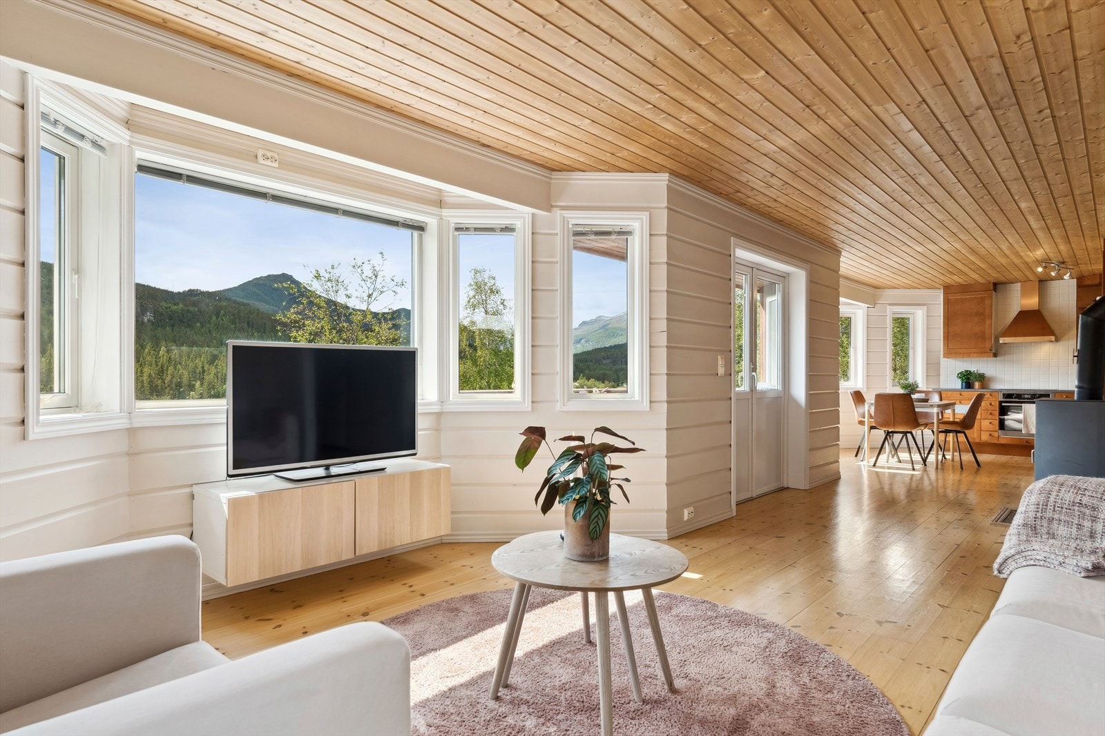 Det er også dobbel terrassedør med glassfelt ut til balkong, og det er terrassedør med glassfelt ut til terrasse. Galleribilde