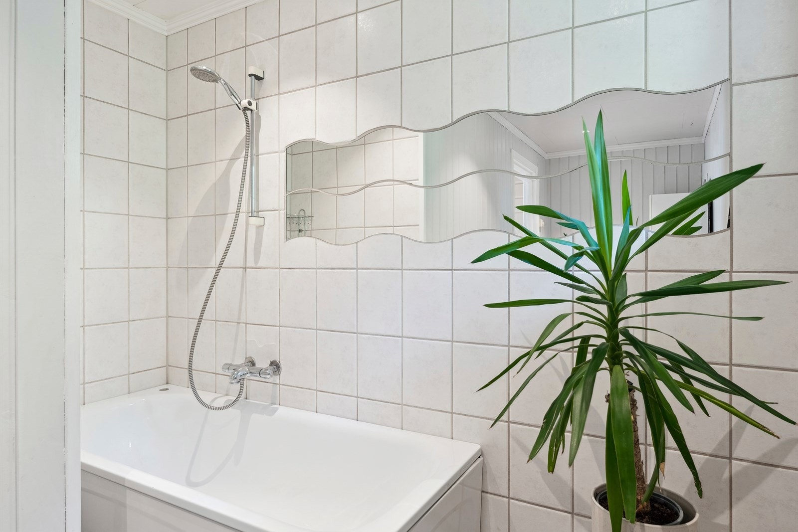 På badet er det lys baderomsinnredning med heldekkende servant, toalett og frittstående badekar med dusj på vegg. Mekanisk avtrekk avtrekksvifte på loft. Galleribilde