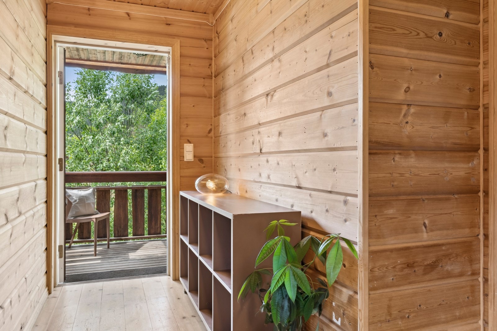 I forbindelse med inngangspartiet i 1. etasje (hovedetasjen) er det laget en mindre veranda. Galleribilde