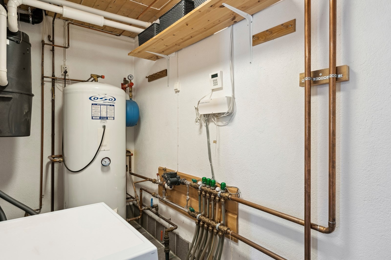 Eget vaskerom med flislagt gulv. I rommet er det opplegg for vaskemaskin og en Kombibereder på ca. 320 liter. Vaskerommet har, som bad, mekanisk avtrekk via avtrekksvifte på loft. Galleribilde