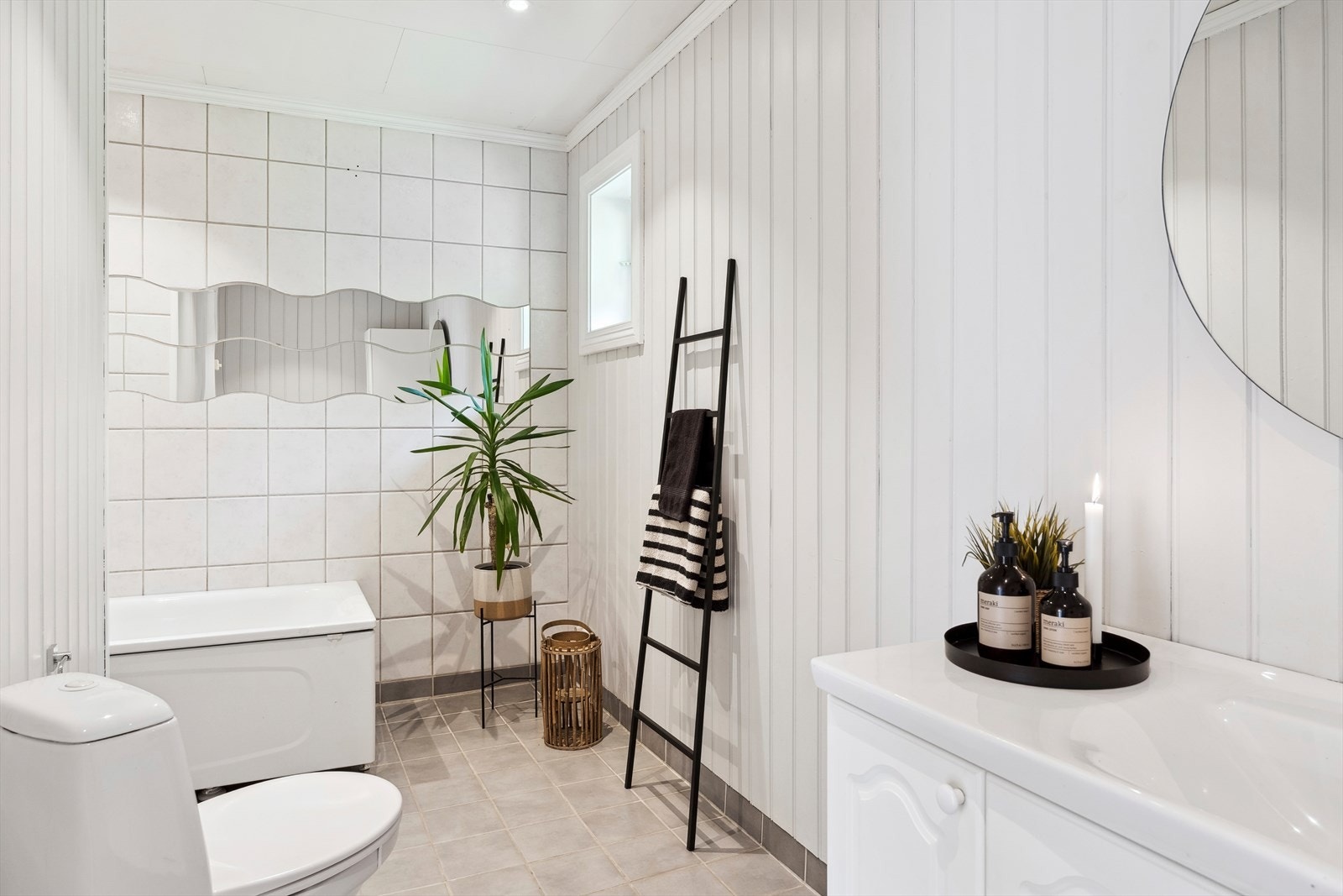 Etasjens bad er lyst og delikat med flislagt gulv, og flislagt vegg i dusjsone. På de øvrige veggene er det lysmalt panel. Galleribilde