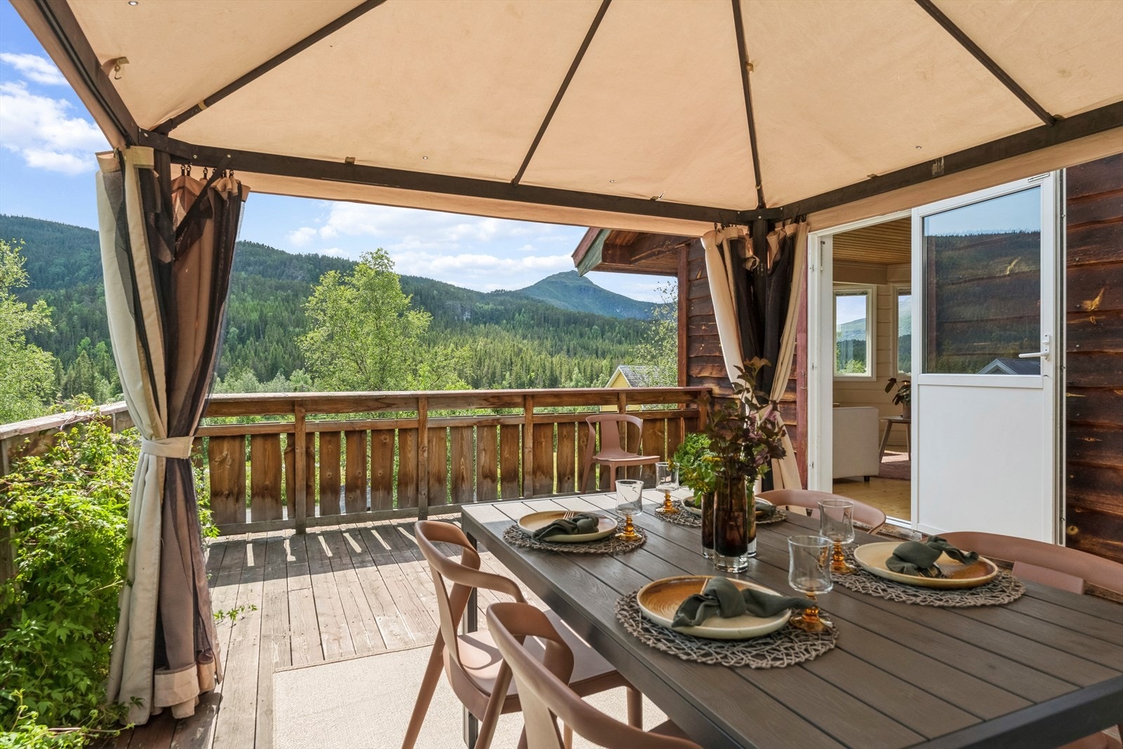 På terrassen er det god plass til utemøbler slik at gode måltider enkelt kan nytes i det fri. Galleribilde