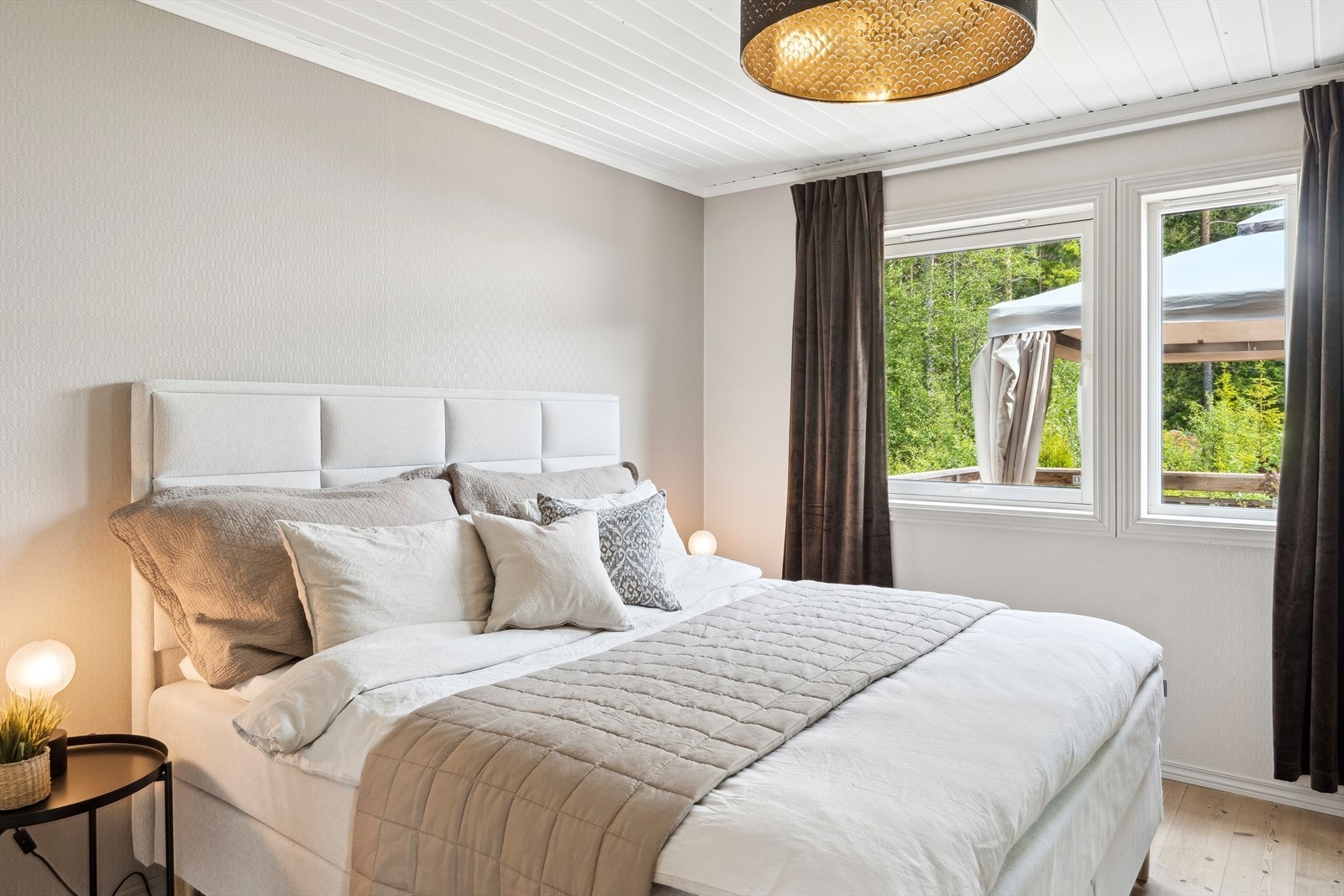 I hovedetasjen er det to soverom, hvor hovedsoverommet har garderobeskap og fin plass til dobbeltseng. Galleribilde