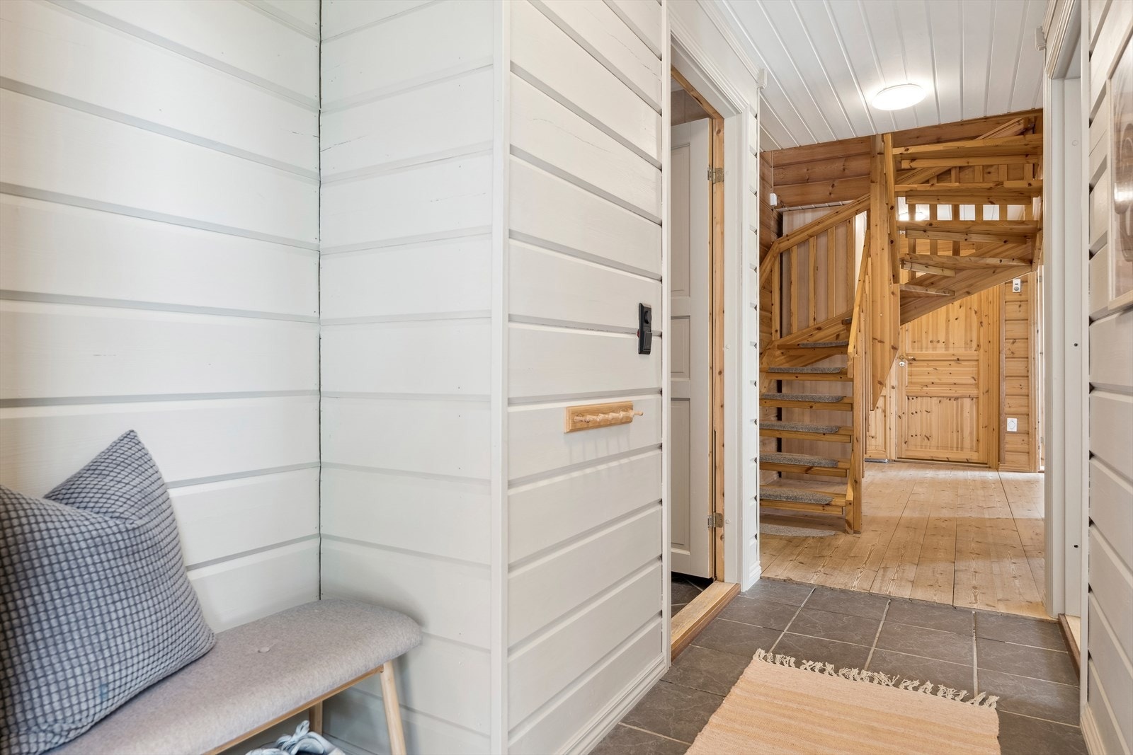 Boligen har inngang i både hovedetasje og underetasjen. I underetasjen er det godt med lagringsplass i to boder. Galleribilde