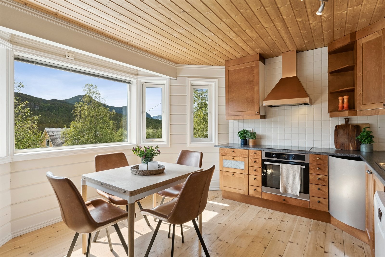 Her er det fin utsikt til bla. Hugakøllin. Galleribilde