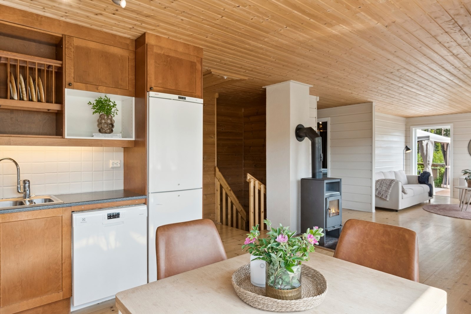 I boligen er det er vannboren-varme i begge etasjer, noe som gir lun og god varme hele året. I stua er det også peisovn med innsyn som gir god varme og en hyggelig stemning i vinterhalvåret. Galleribilde