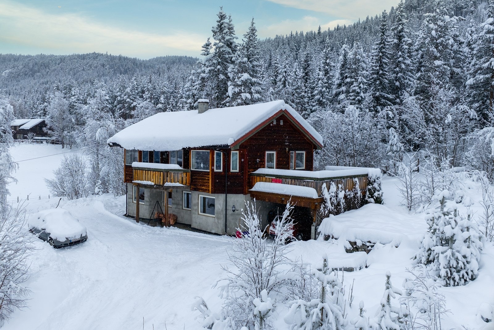 Eiendommen "Granlund" ligger solrikt og fint til ca. 4 km vest for Ryfoss sentrum. Eiendommen har en romslig tomt på ca. 3,5 mål, og foruten enebolig fra 2002, er det noe eldre bebyggelse fra 1950 på tomta. Galleribilde
