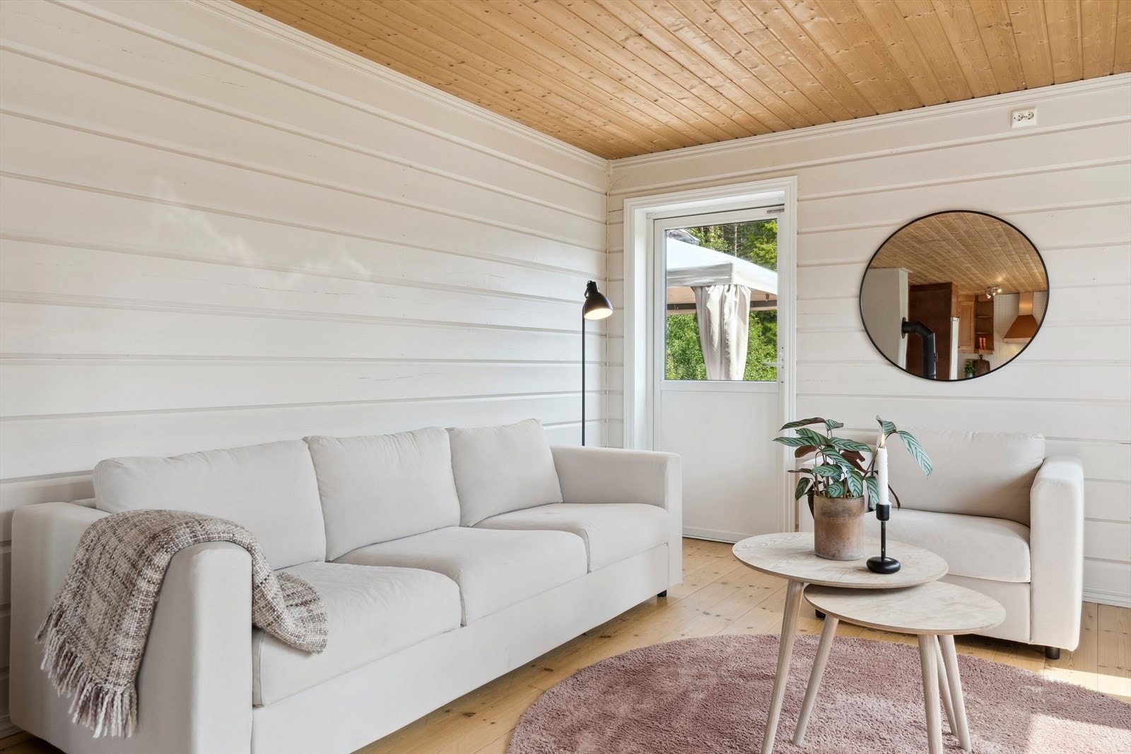 I hovedetasjen er det åpen løsningen mellom stue, spisestue og kjøkken, noe som gjør det ekstra lyst hyggelig. Galleribilde