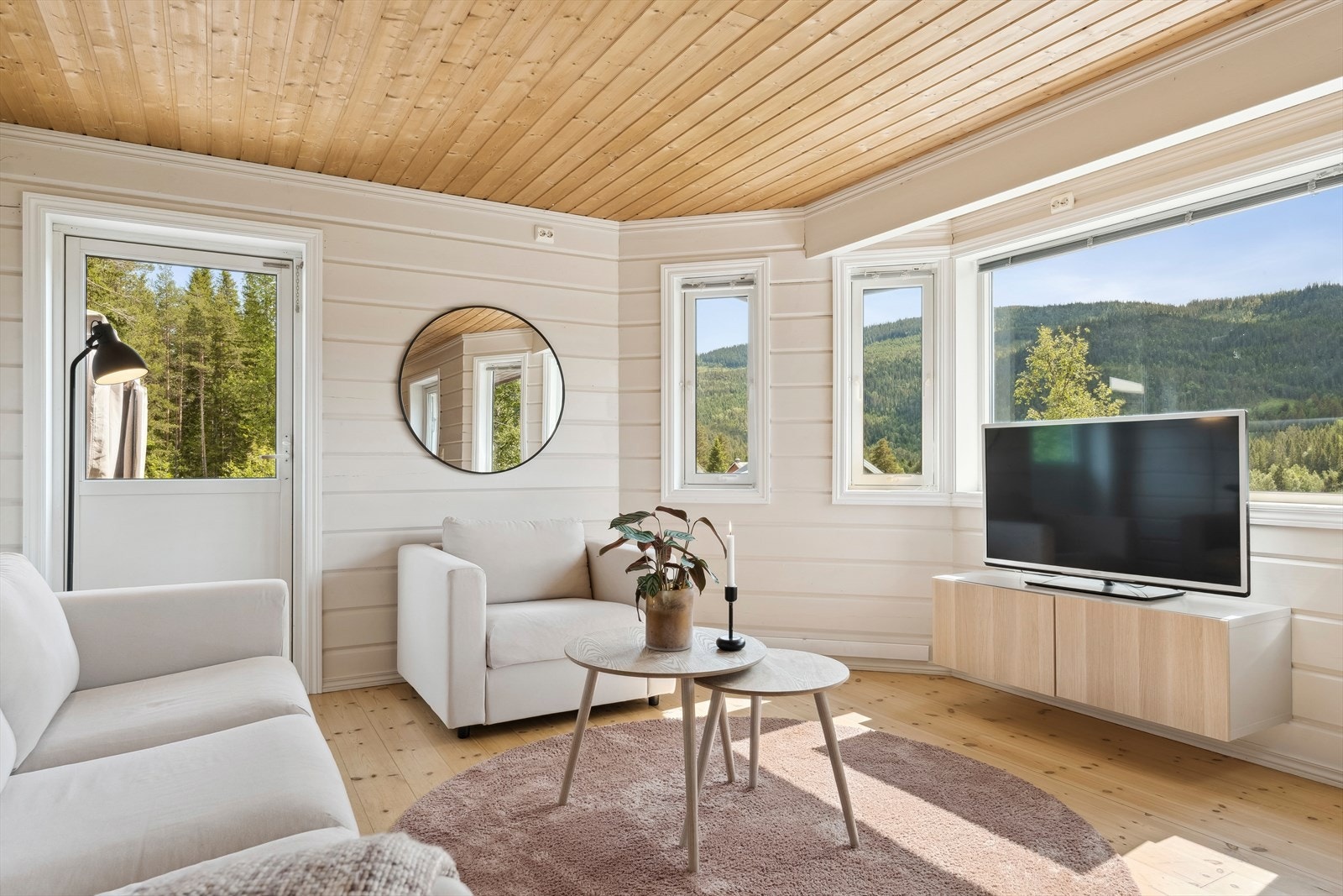 Her er det mange store vinduer som slipper lyset inn og lar en nyte utsikten utover området. Galleribilde