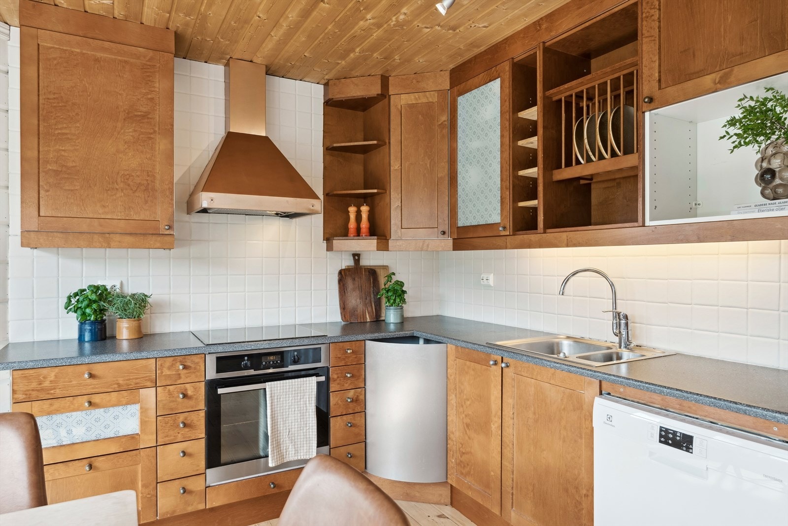 Her er det bra med skap og benkeplass i over- og underskap, og praktisk fliser mellom benk og skap. Kjøkkeninnredningen har integrert komfyr og platetopp. Det er montert kjøkkenventilator med avtrekk ut. Galleribilde