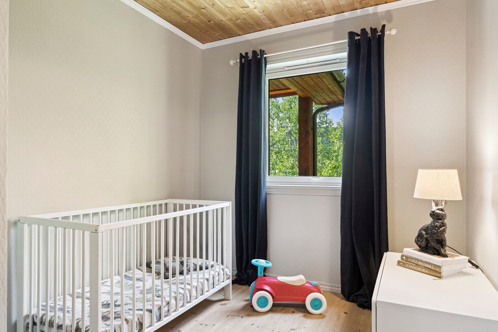 Det andre soverommet er litt mindre, godt egnet som barnerom eller feks. hobbyrom/kontor. Galleribilde