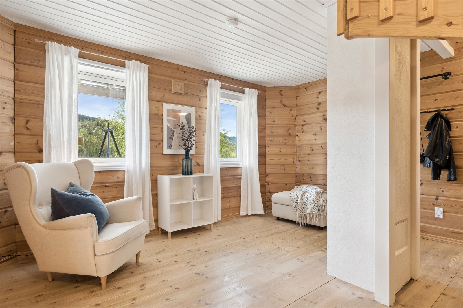 Nærmest midt i boligen er det en åpen furutrapp ned til underetasjen hvor en finner en koselig kjellerstue. Galleribilde