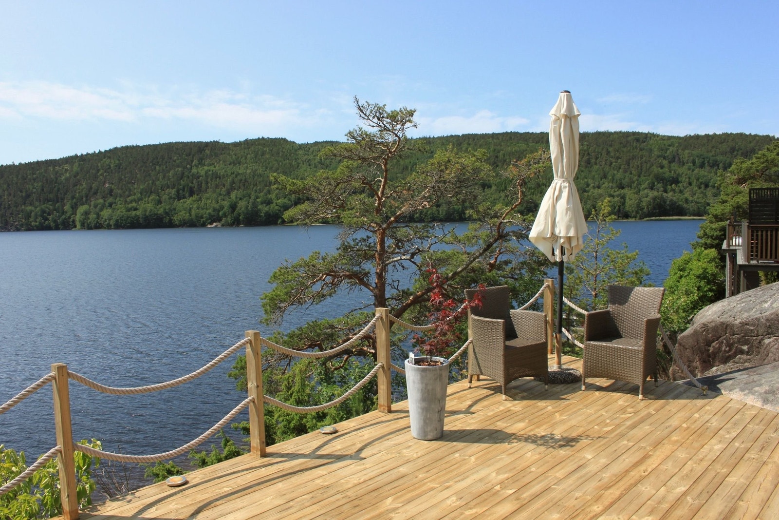 Platting mellom hytte og vannet Galleribilde