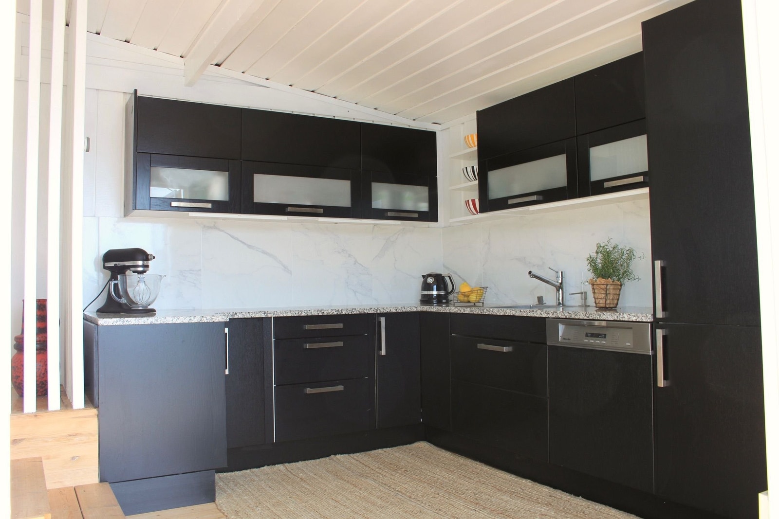 Sigdal kjøkken i eik med granitt benkeplater og integrerte Miele hvitevarer Galleribilde