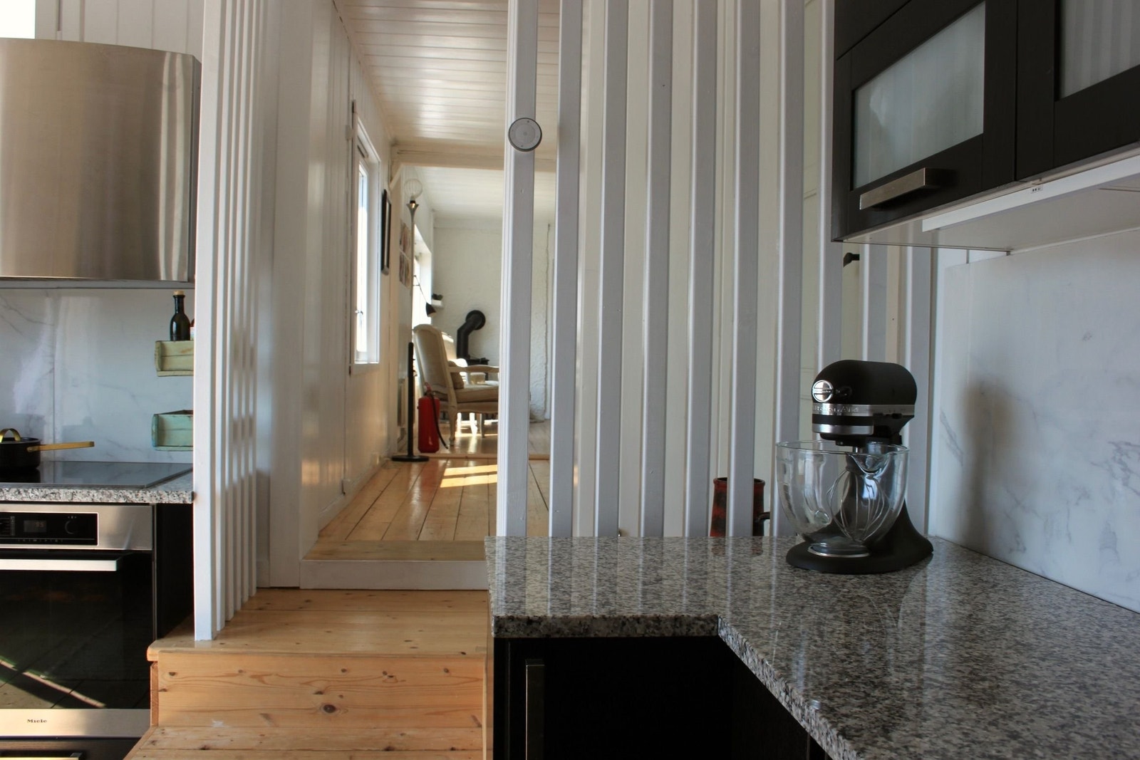 Kjøkkenet inn mot frokost-kjøkkenkroken og stua Galleribilde