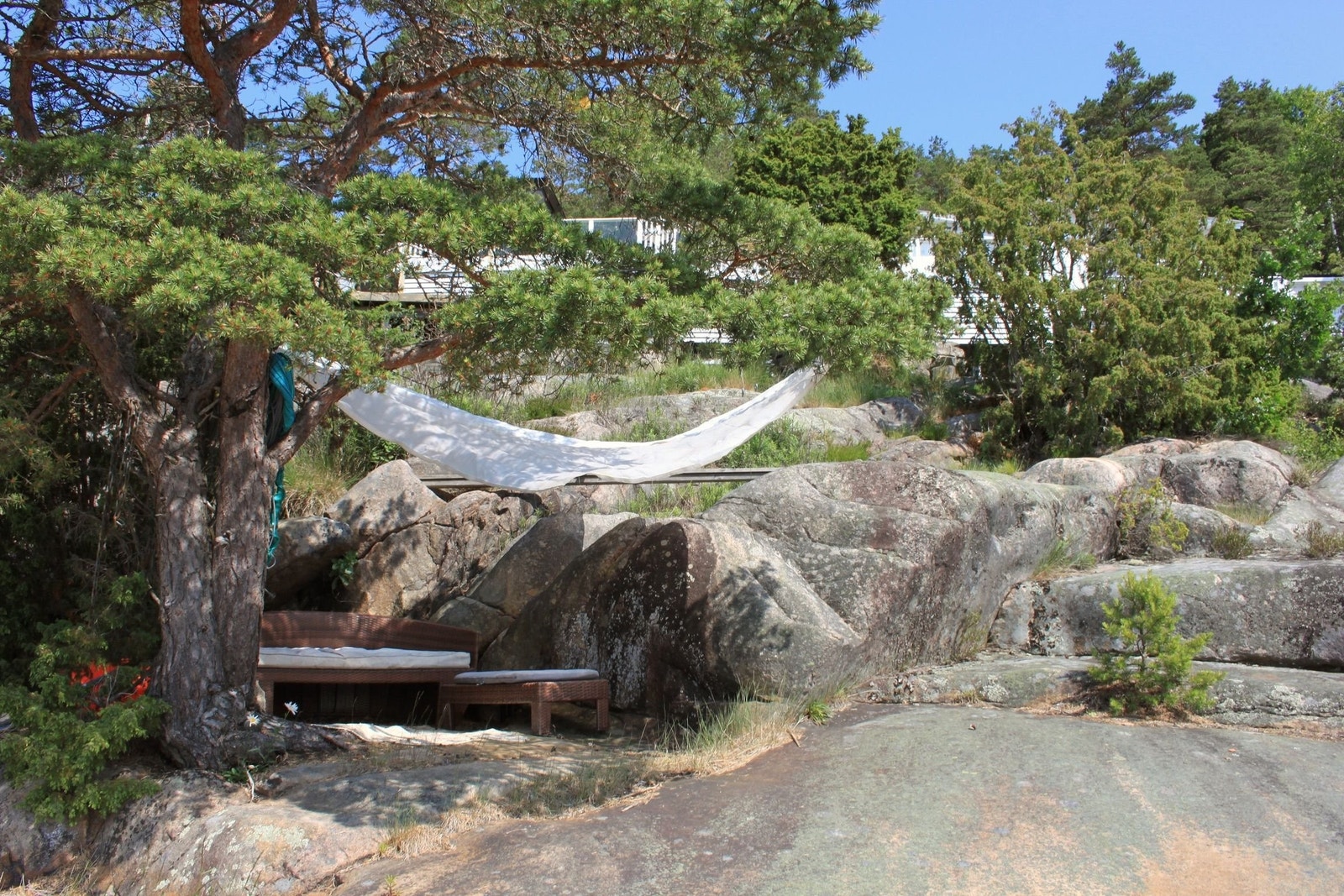 Liten uteplass nede ved stranda og bryggen Galleribilde