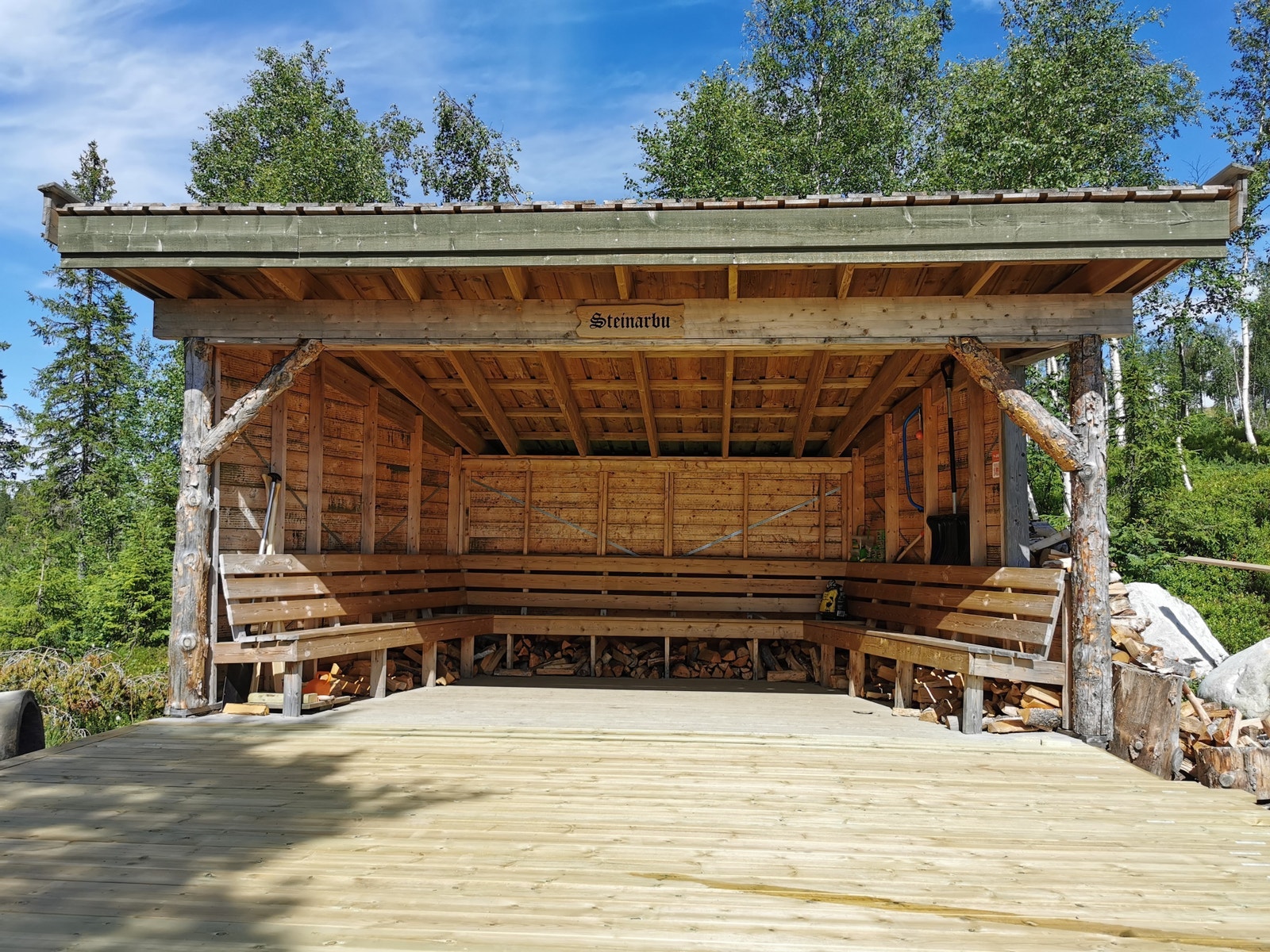 Skarrudåsen Vel sin egen gapahuk idyllisk beliggende nede ved vannkanten mot Killingtjern. Her finner man bålpanne, robåt, kano og bryggeanlegg, alt til fri benyttelse. Er virkelig flott samlingssted for kos og sosialt samvær. Galleribilde