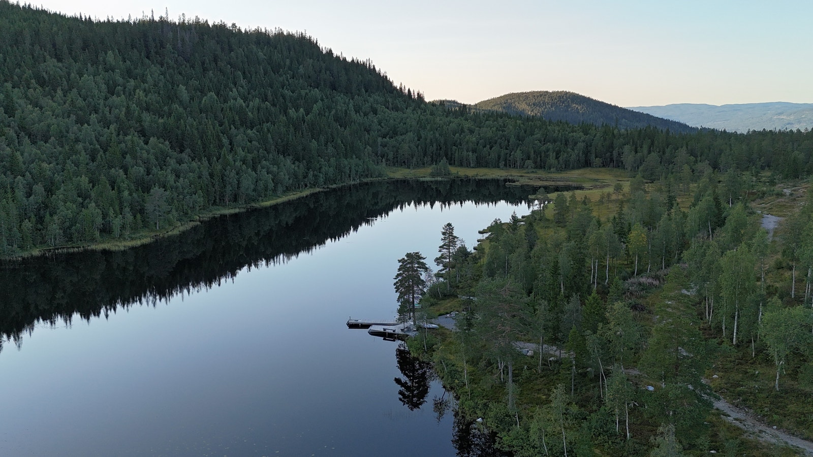 Kveldsstemning over Killingtjernet som ligger få meter fra hyttefeltet Galleribilde
