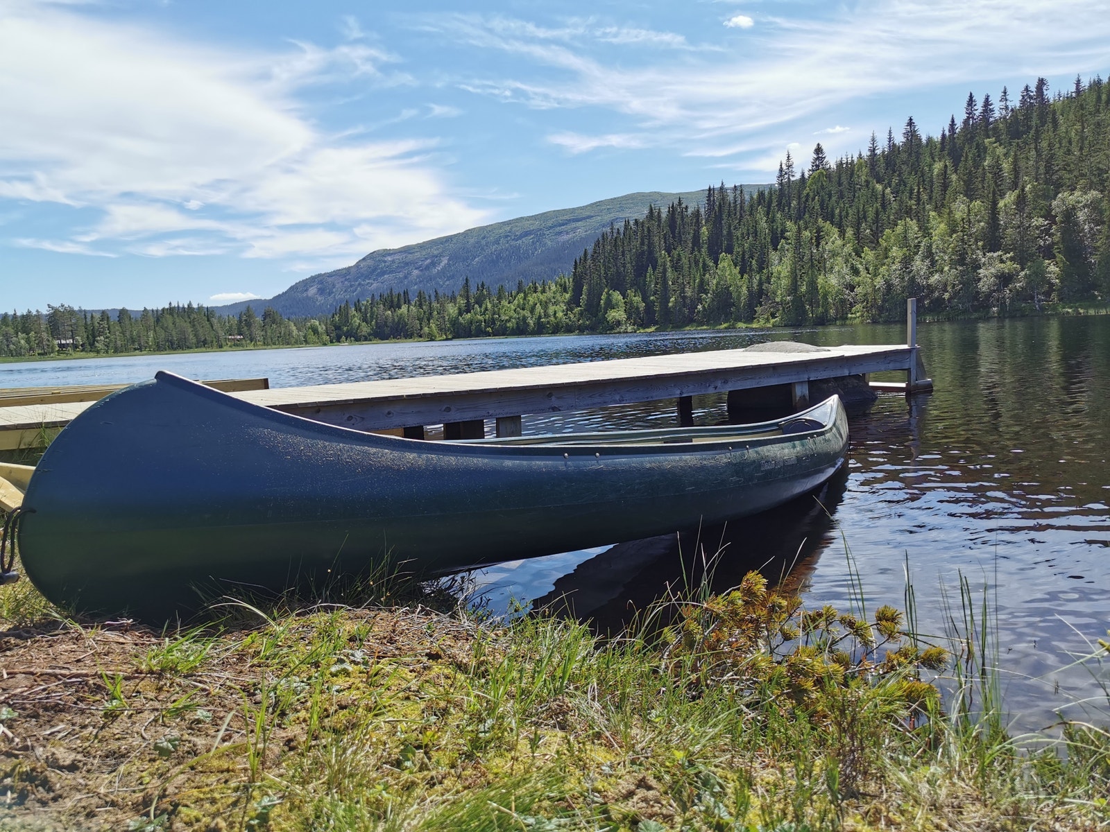 Brygge, robåt og kano. Det er idyllisk nede ved Killingtjern. Galleribilde