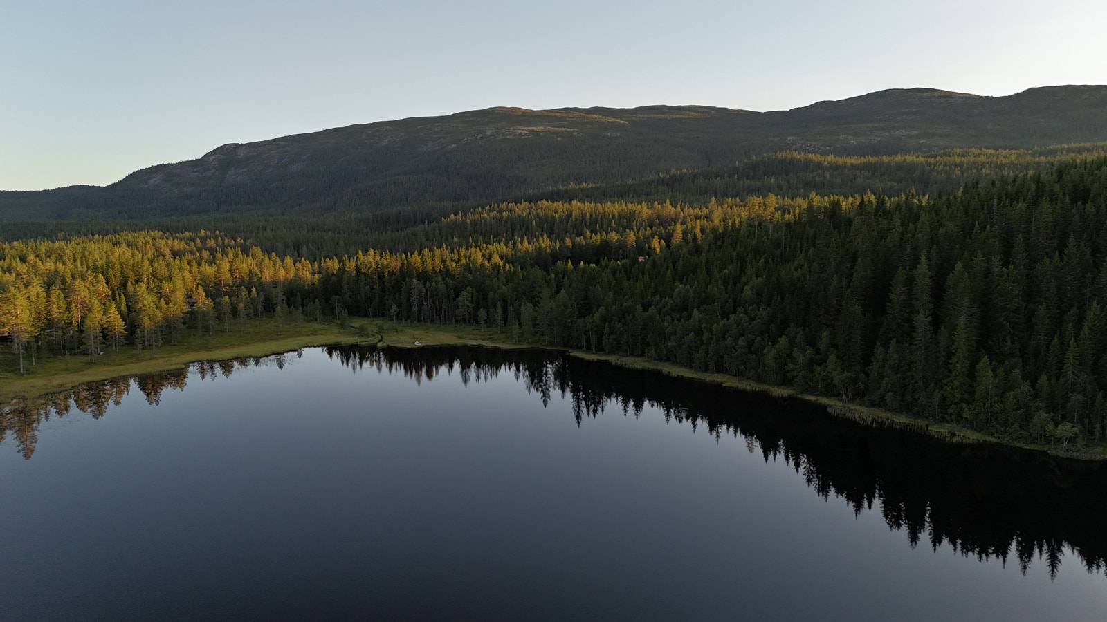 Kveldsstemning over Killingtjernet som ligger få meter fra hyttefeltet Galleribilde