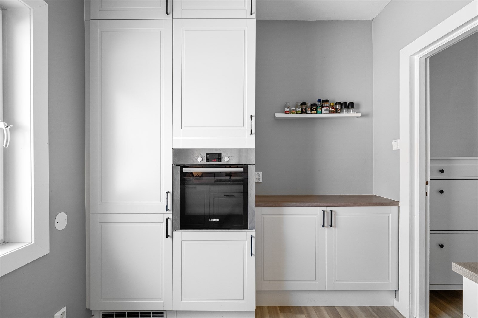 Integrert kjøle-/fryseskap fra Siemens og stekeovn fra Bosch Galleribilde