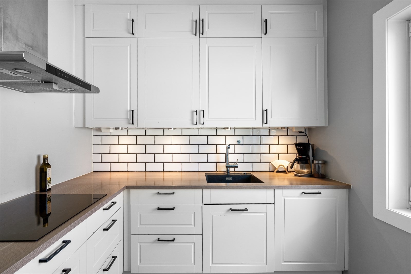 Kjøkkenet er praktisk plassert i et separat rom, noe som skaper en rolig og ryddig atmosfære i resten av boligen Galleribilde