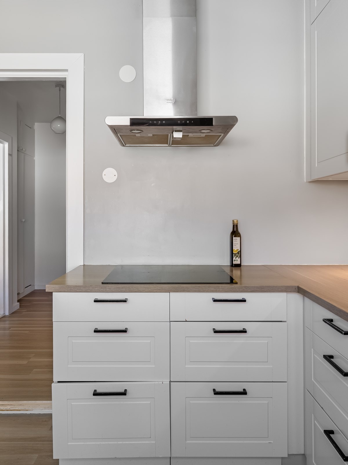 Innredning med kullfiltervifte over stekesonen, integrert oppvaskmaskin og platetopp Galleribilde